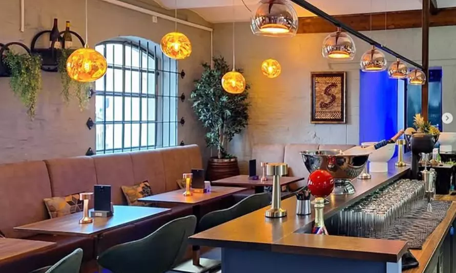 Flammkuchen Elsässer Art und Glas Wein oder Federweißer für 2-6 Pers.