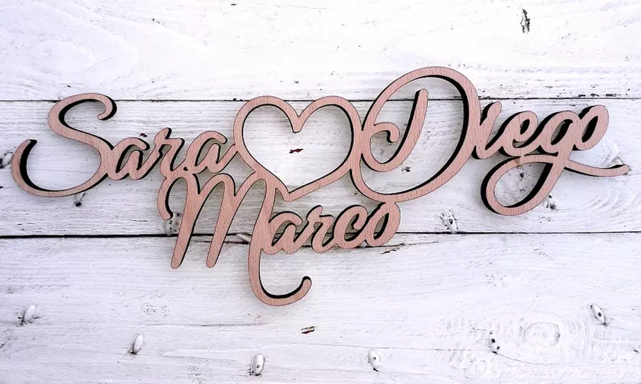 Personalisierbarer Schriftzug aus Holz mit 3 oder 4 Namen und Herz