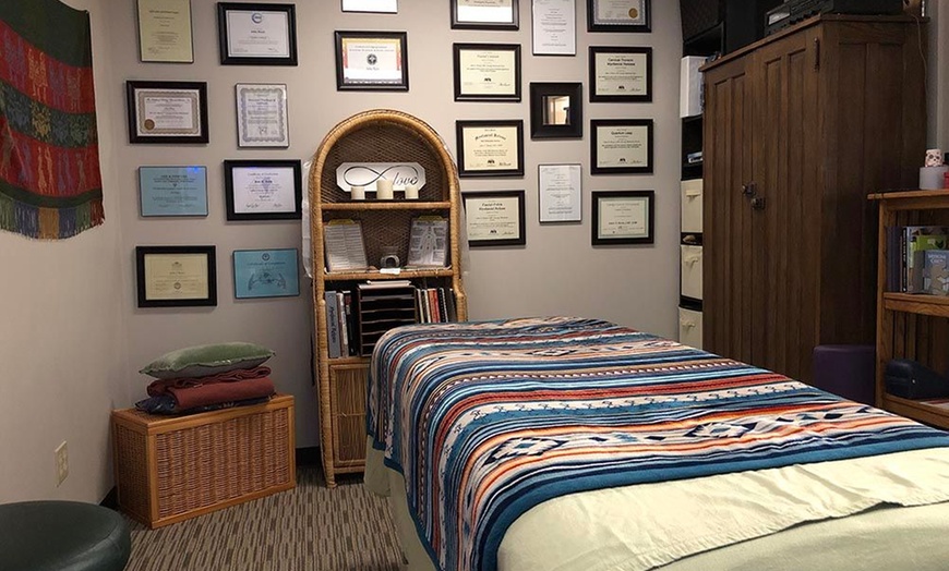 Image 2: Get 60 Minutes Therapeutic Massage