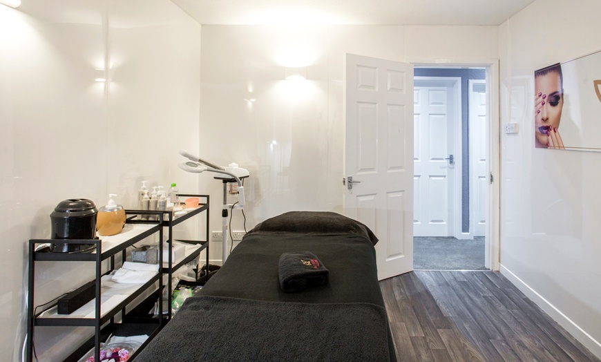 Image 6: Choice of 30 or 60-Minute Pamper Package