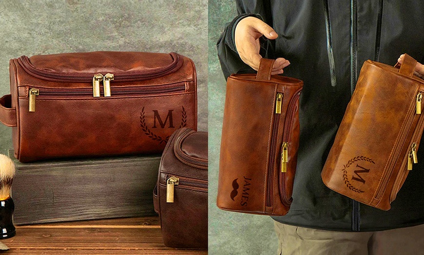 Image 7: Voyagez avec style grâce à une trousse de toilette personnalisée