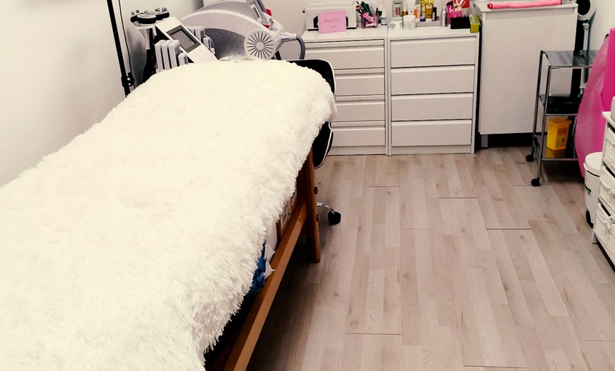 Image 12: Rasgos definidos: micropigmentación capilar, de cejas o labios