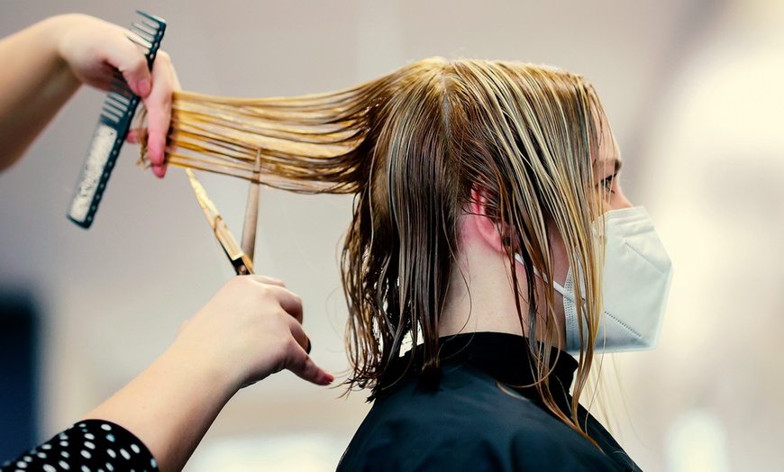 Image 4: Sesión de peluquería con opción a corte, tratamiento, tinte o mechas