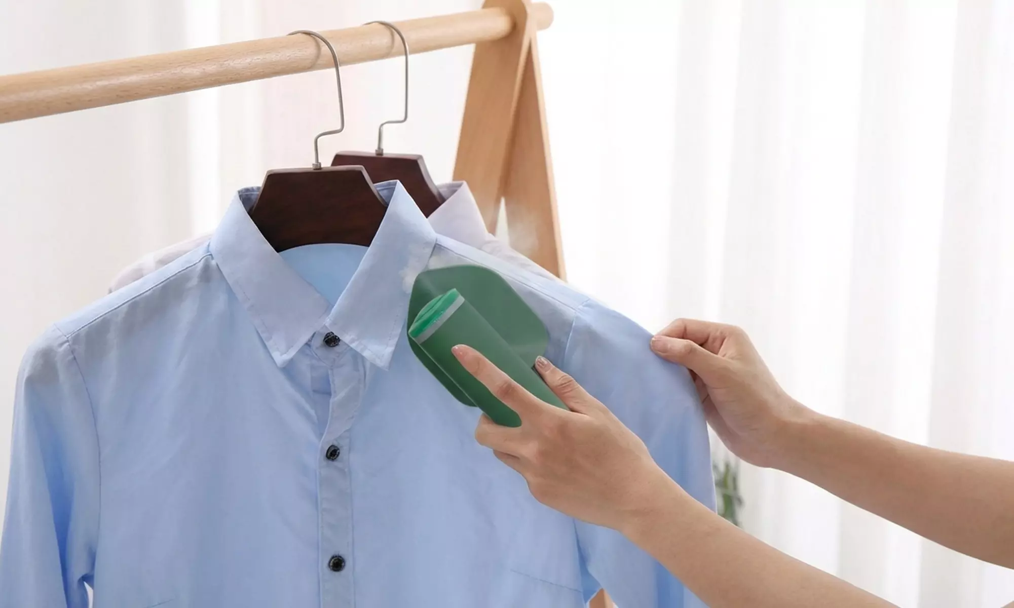 Miniplancha de viaje con tapa protectora y pulverizador incorporado