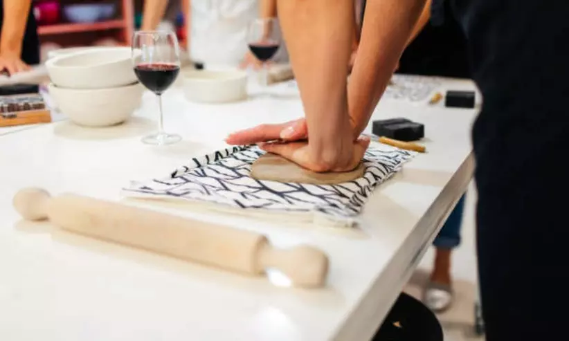 Crea y decora tu propia pieza de cerámica con barra libre y picoteo