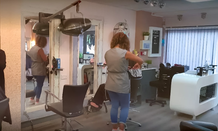 Image 3: Wash, Cut, Blow-Dry With Conditioning Or Colour Highlights