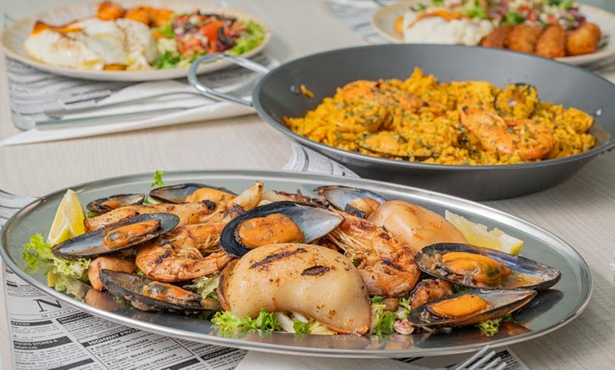 Image 3: Menú mediterráneo con entrante, principal, postre y bebida