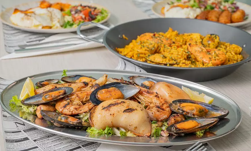 Image 3: Menú mediterráneo con entrante, principal, postre y bebida