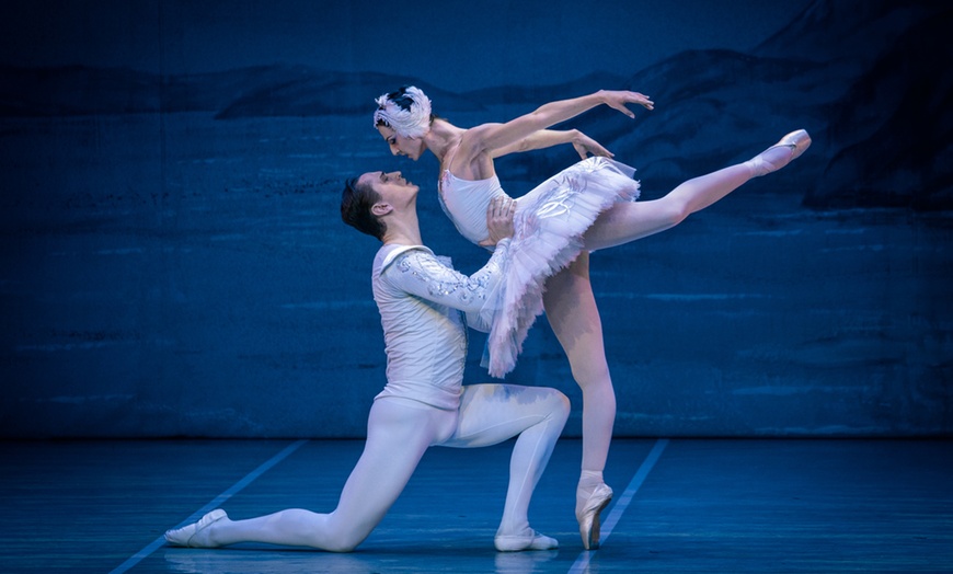 Image 2: « Le lac des cygnes » par l'International Festival Ballet en tournée
