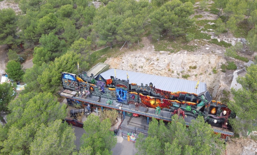 Image 18: Entrée au Magic Park Land en famille