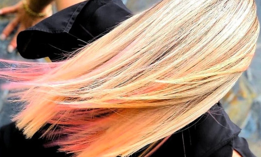 Image 20: Sesión de peluquería con masaje, corte y tratamientos extra a elegir