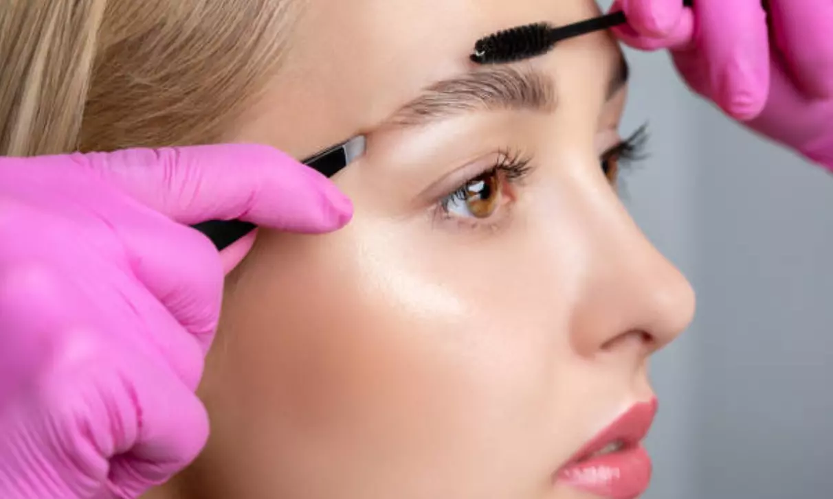 Lifting y tinte de pestañas, diseño y laminado de cejas y henna