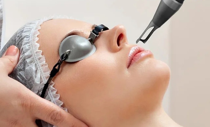 Image 2: Glow w/ choice of 30-Min LED, Hydro Facial or Hollywood Carbon Laser