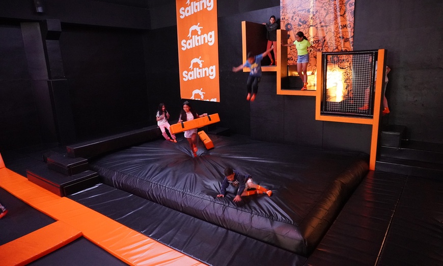 Image 14: ¡Saltos y diversión! Acceso a Salting para hasta 2 adultos y 2 niños