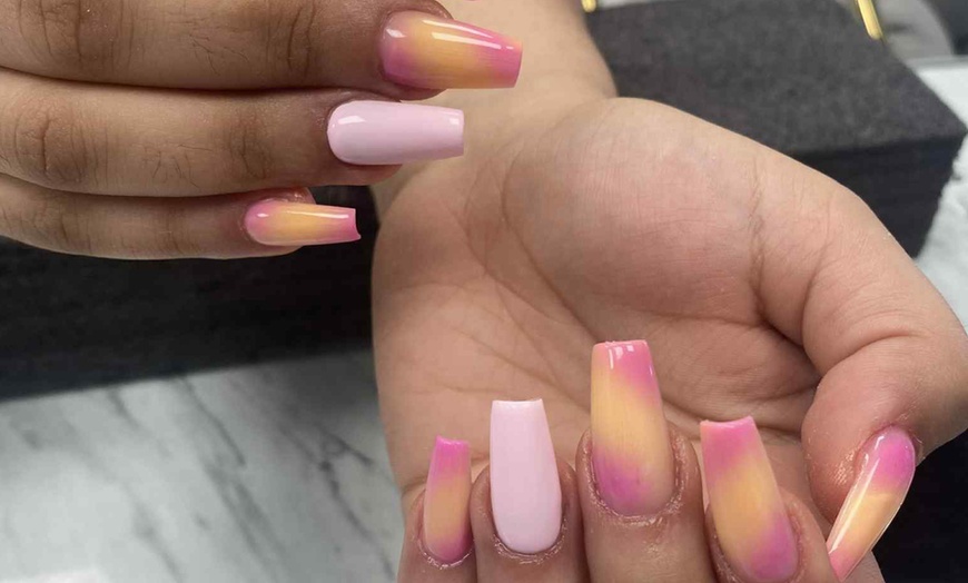 Image 4: Beauté des mains, vernis, pose de faux ongles ou spa au choix 