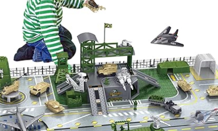Image 2: DEAO Army Men Military Base Playset 