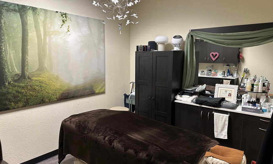 Image 2: 60-Minute Full Body Massage or Muscle Melt Package 