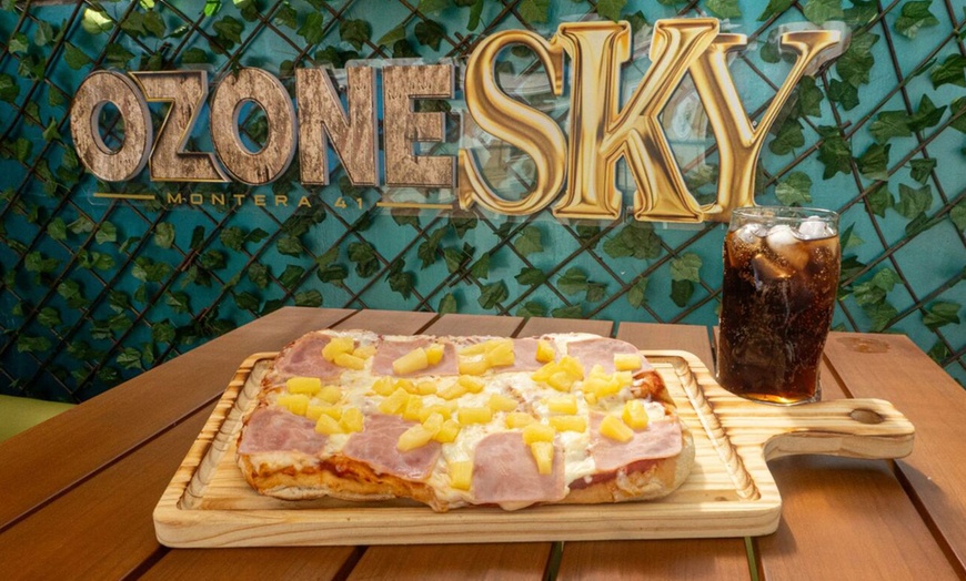 Image 3: Comida y cócteles en el rooftop Ozone Sky para 2 o 4 personas