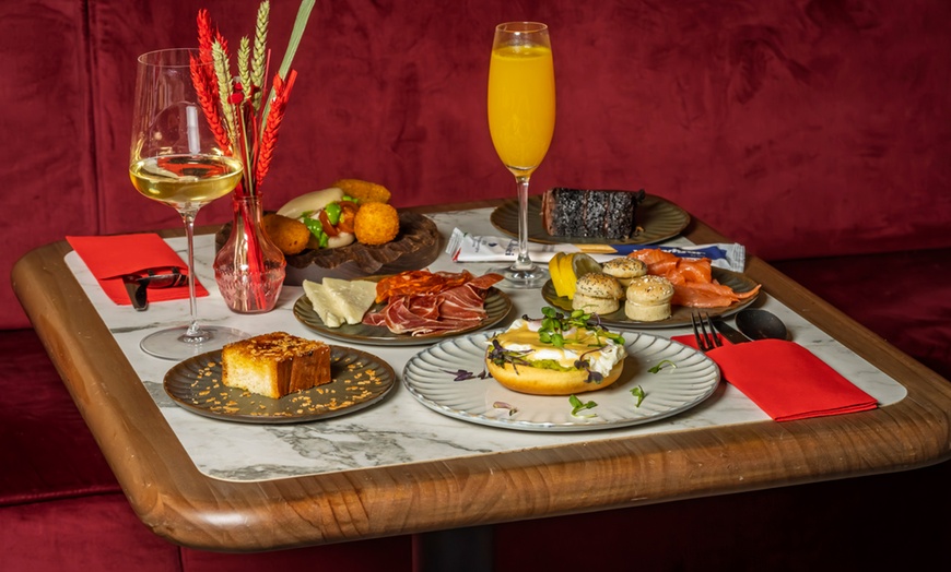 Image 21: Brunch ilimitado con bufé libre de comida y bebida para 2 o 4 personas