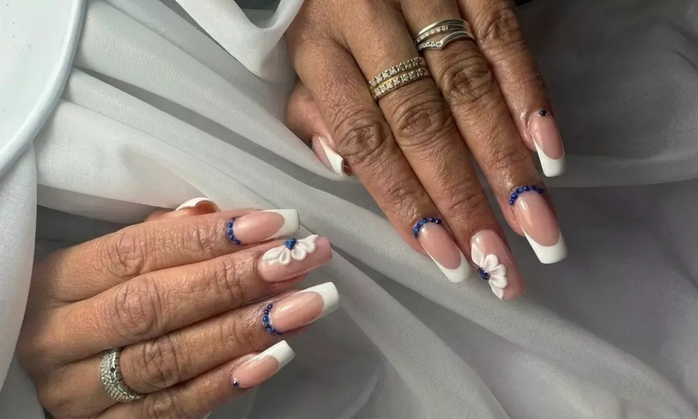 Uñas acrílicas con permanente y decoración o manicura y pedicura