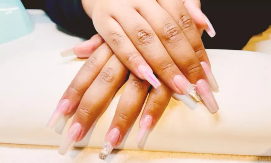 Beauté des mains ou pieds : vernis semi-permanent ou pose américaine