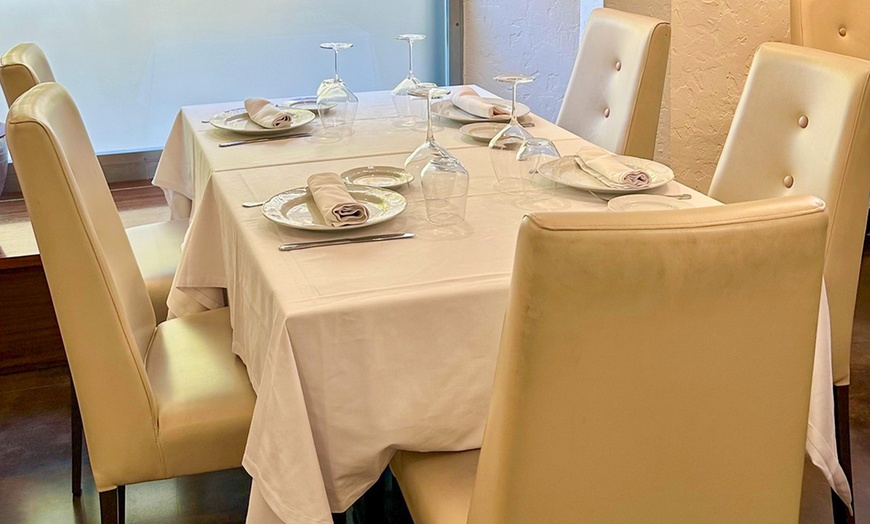 Image 8: Cata de vinos maridados con vista a la Almoina y tabla de ibéricos