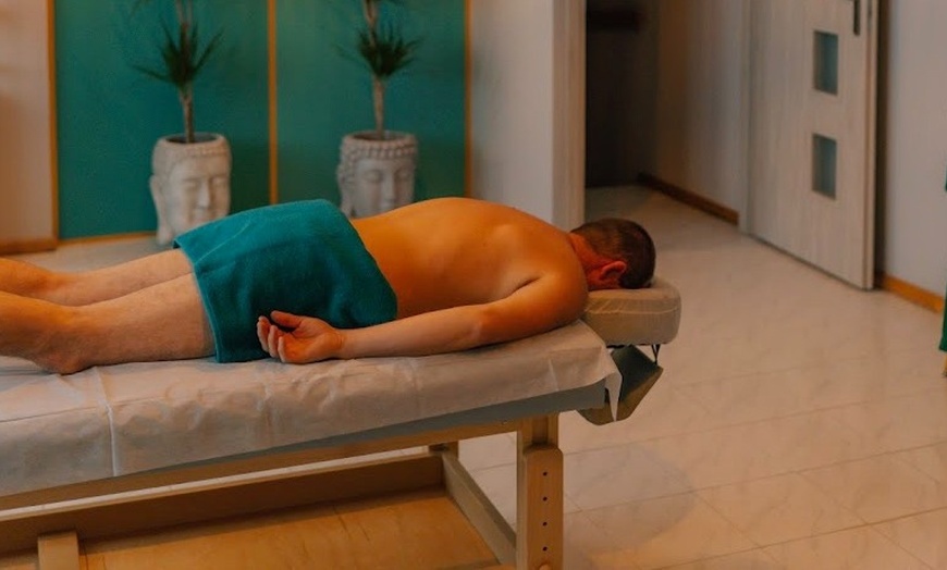 Image 4: Podróż ku regeneracji: masaż relaksacyjny, ciepłą świecą i więcej