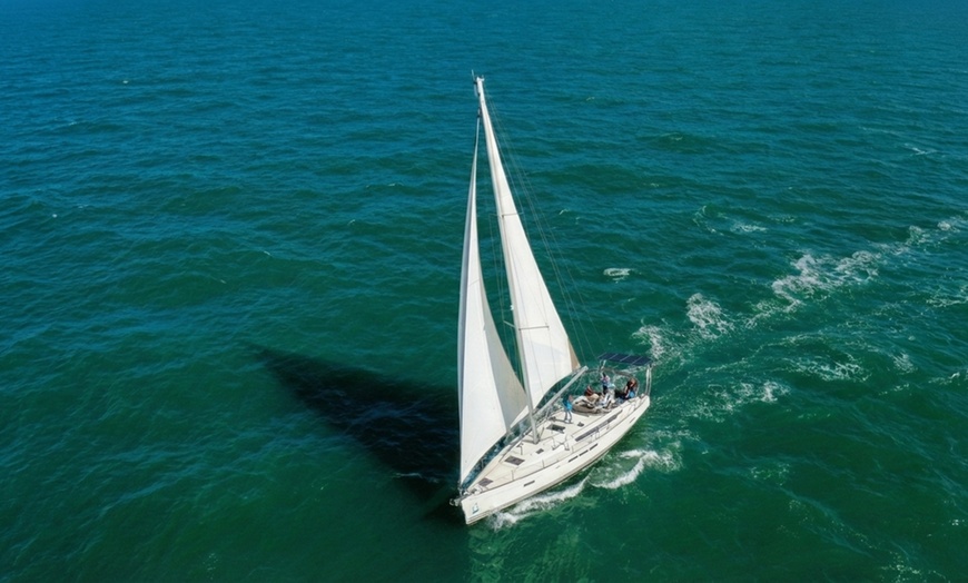 Image 4: Met zijn zevenen 8 uur lang bubbels met kapitein op open zee