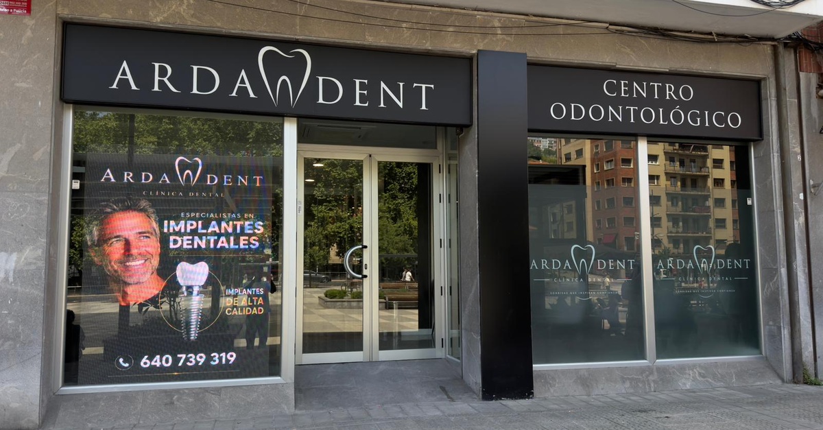 Implantes dentales de titanio y limpieza profesional en Bilbao