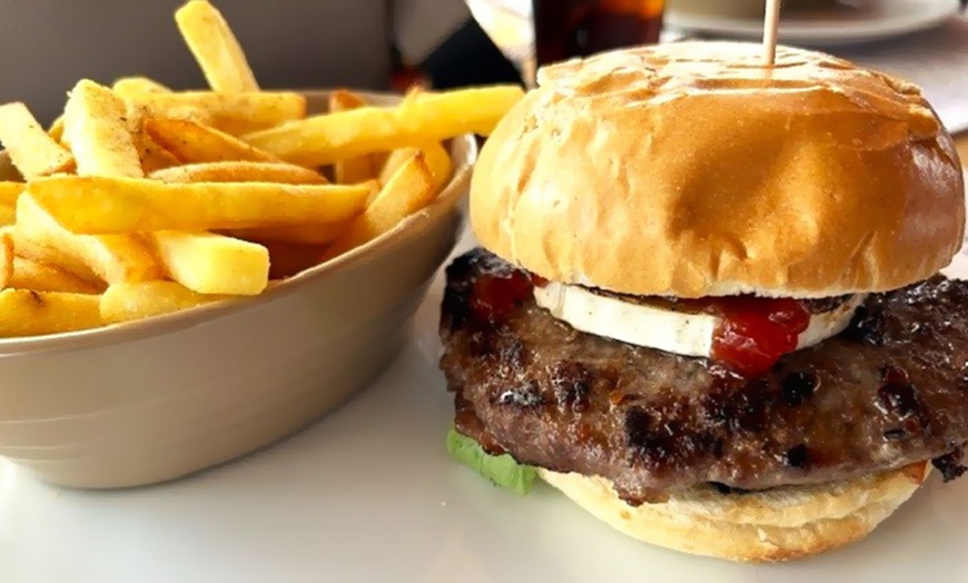 Image 12: Menú con gran variedad de platos y copa de vino para 2 o 4 personas