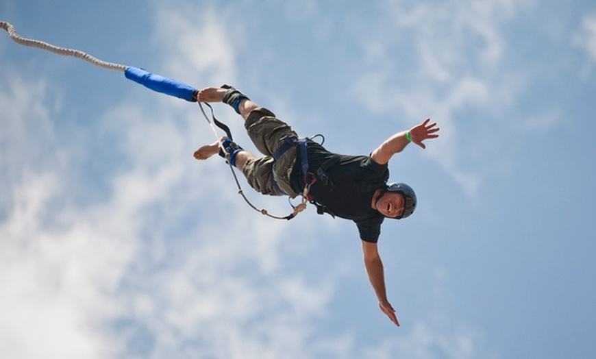 Image 1: Stadion Energa: skoki na bungee