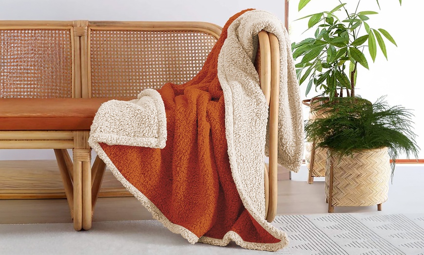 Image 10: Manta cálida con tacto de borreguito y microfibra suave