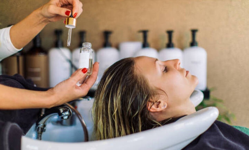 Image 9: Corte de cabello y opción a color o tratamiento hidratante intensivo 