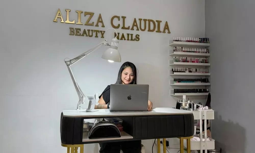 Manicura y/o pedicura con esmaltado normal o semipermanente