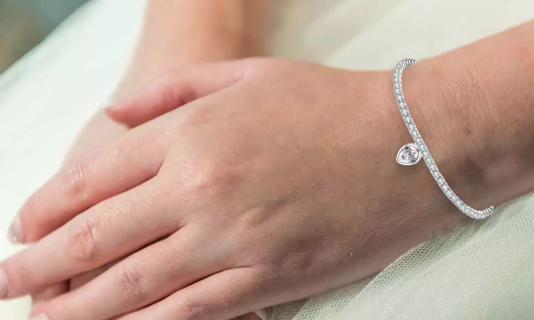 Bracelets ornés de cristaux de Swarovski® avec breloques Eira Wen®