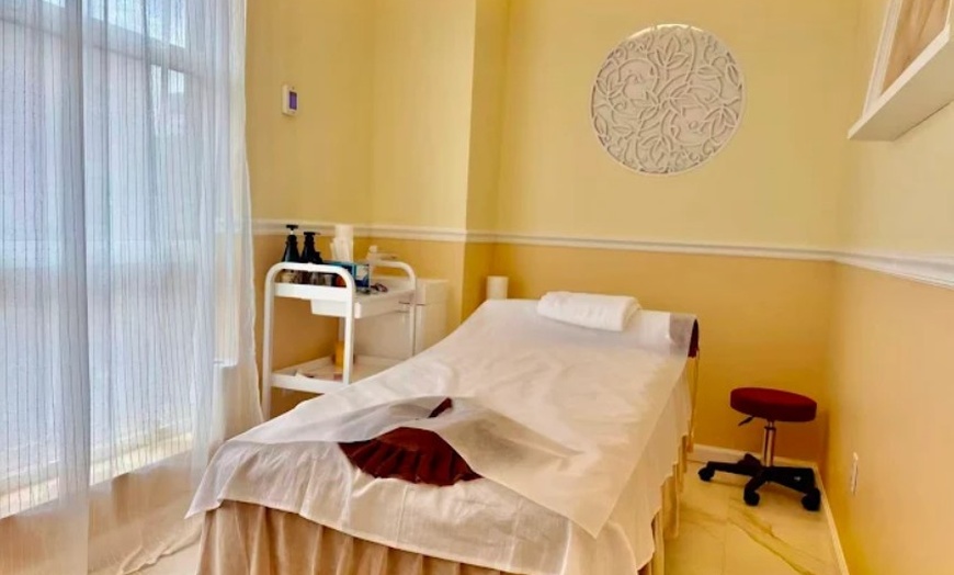 Image 2: 60-Min Foot Spa Session or Body Massages