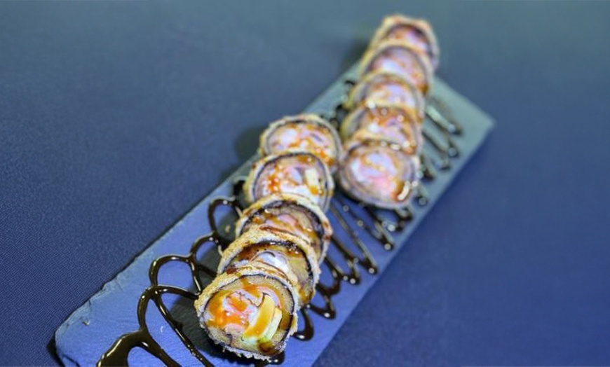 Image 5: Menú sushi lovers para 2 o 4 personas