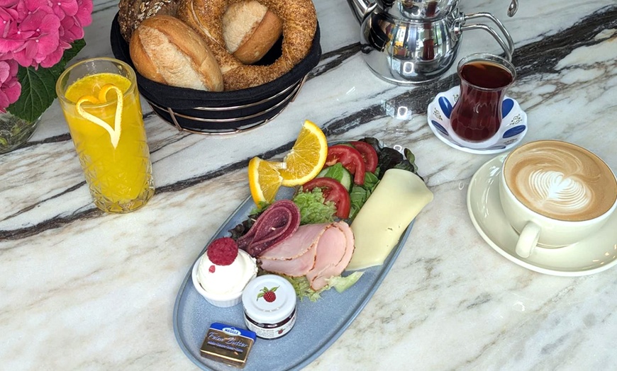 Image 4: Klassisch oder Deluxe Frühstück inkl. Heißgetränk für 1-4 Personen