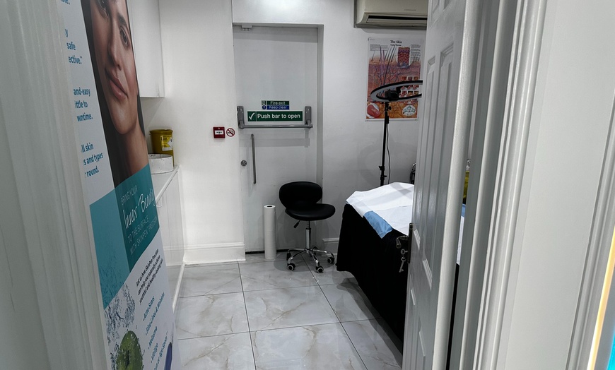 Image 2: Get Smooth w/ Hollywood, Underarm, Full Leg, Half Leg or Brazilian Wax