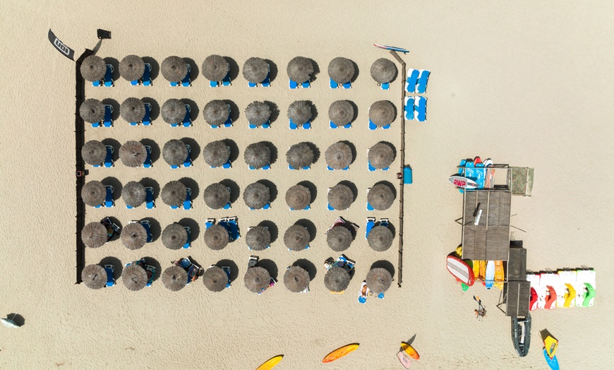 Image 6: Transats, parasol et boisson pour 2 à la Plage Privée Club Emeraude