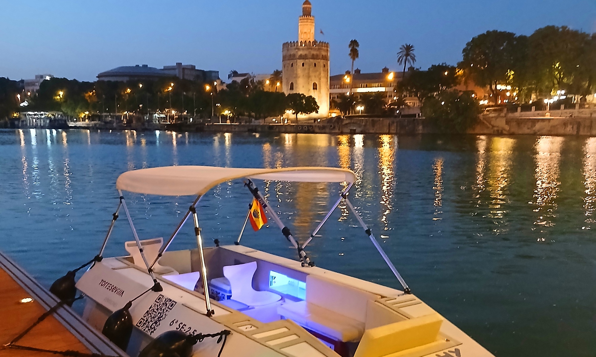 Paseo histórico en hydronave por el Guadalquivir