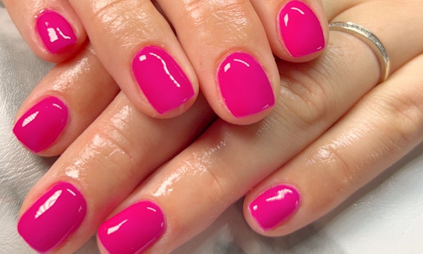 Image 1: Vernis semi-permanent sur mains et/ou pieds, option beauté des mains 