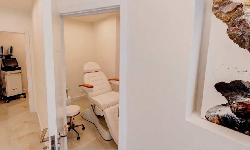 Image 3: TSUBOKI Japanese Face Massage Or Manual Lymphatic Face Massage