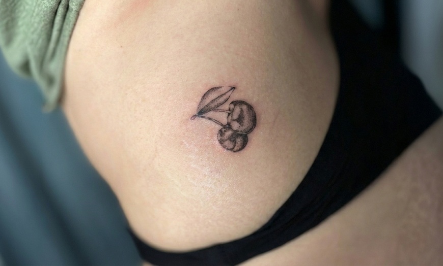 Image 8: Tatuaż cienką kreską – kobiece motywy kwiatowe w wybranym rozmiarze