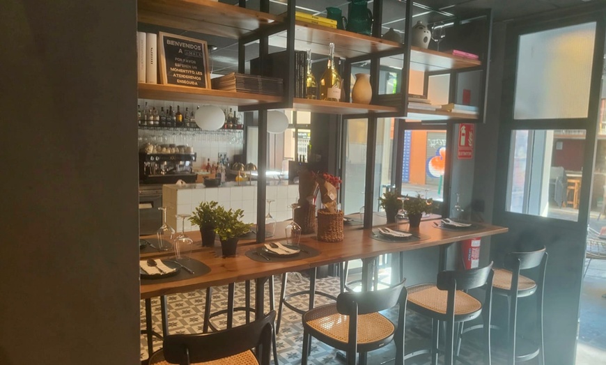 Image 21: Menú mediterráneo completo para 2 o 4 con opción a vino en El Carmen