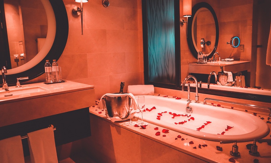 Image 5: Abu Dhabi: One-Night 5* Love at Anantara Package