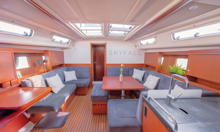 Image 6: Paseo de 2 horas en velero con bebida y picoteo para 1 o 2 personas