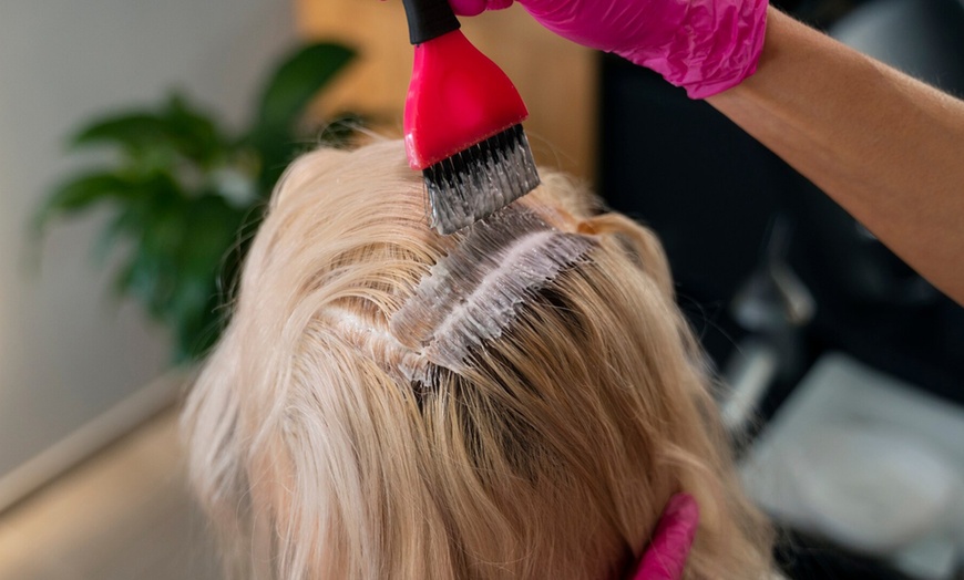 Image 5: Cambia de look con un corte, secado, tinte de raíz, mechas o ambas