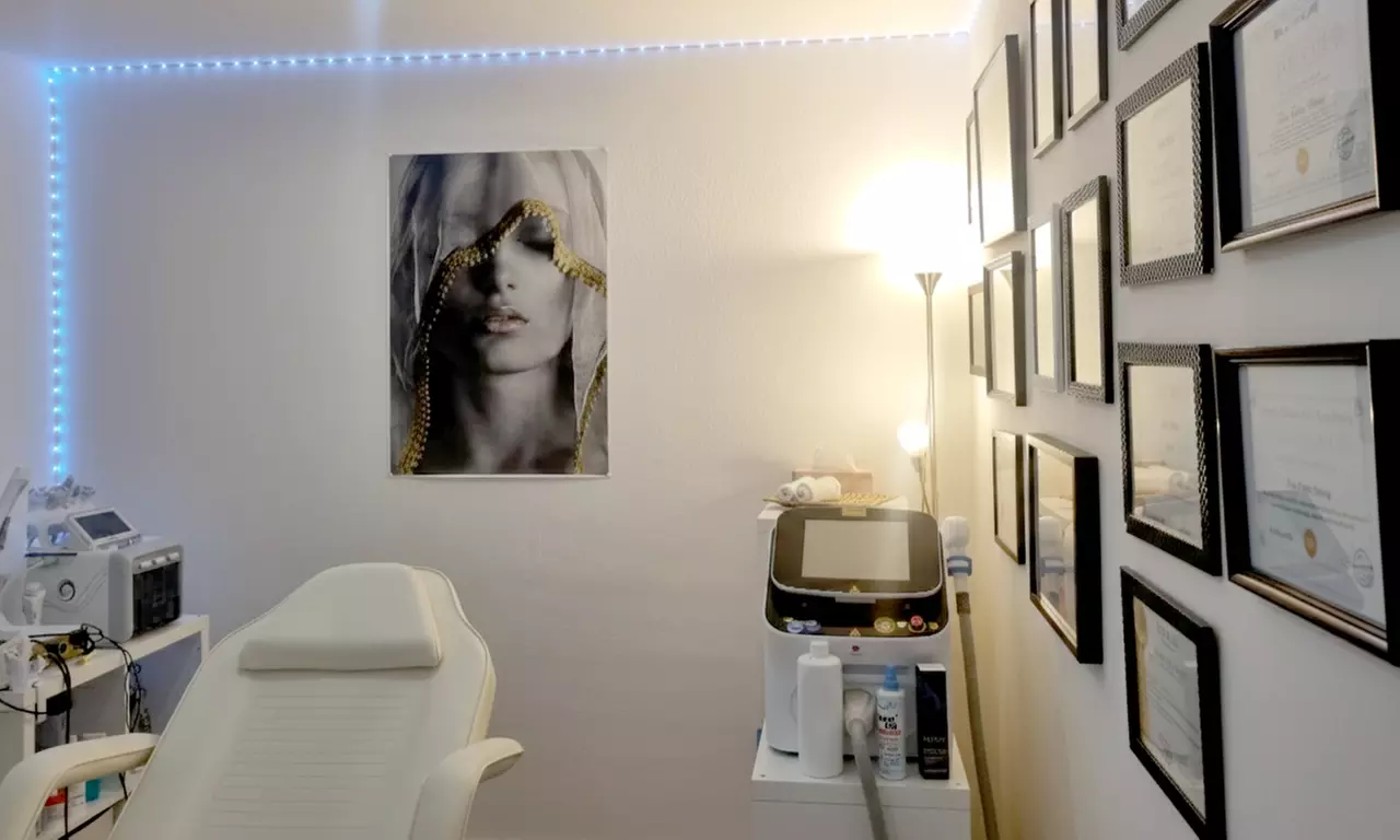 Wimpern- oder Augenbrauen-Lifting inkl. Färben für 1 Person