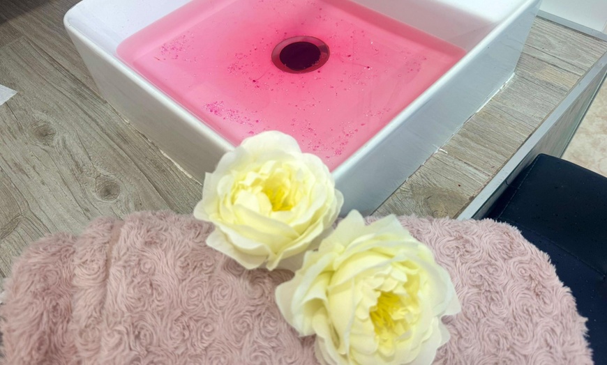 Image 10: 1 o 2 sesiones de manicura y/o pedicura con esmaltado semipermanente